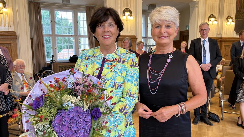 Frau Jutta Zülow und Regierungspräsidentin Birgitta Radermacher