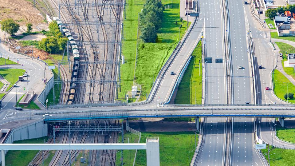 Straßen und Schienenwege (Symbolbild)