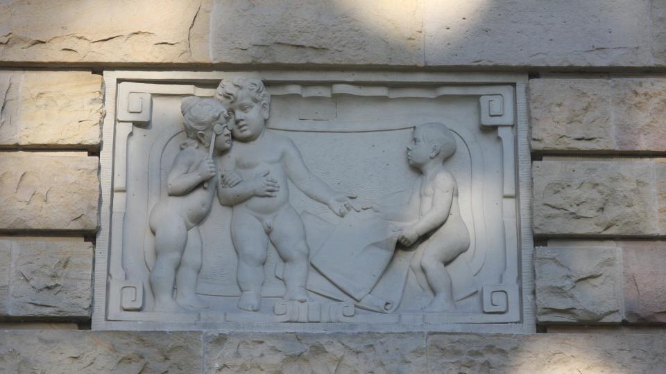 Relief mit Bauherr, Gattin und Architekt