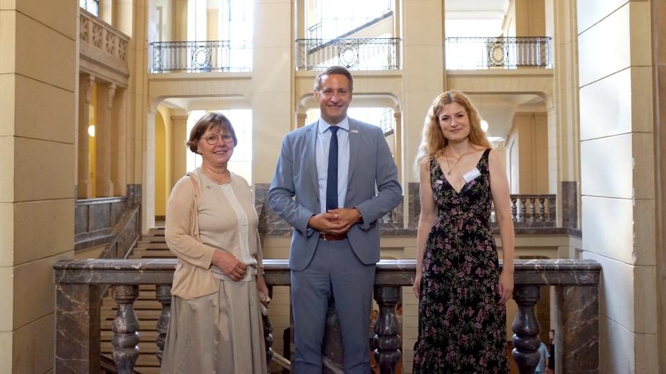 Thomas Schürmann (Mitte) begrüßte gemeinsam mit Antje Bullemer-Narres (li.) und Christiane Pflug-Schimmel (re.) die Gäste in der Cecilienallee