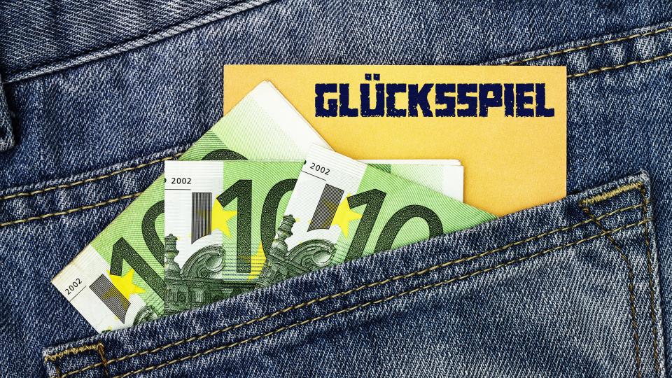 Glücksspiel - Hosentasche von Jeans mit 100 Euroscheinen die herausgucken.