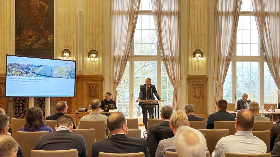 Forum Verkehrs- und Brückenmanagement - Begrüßung von Thomas Schürmann im Plenarsaal der Bezirksregierung