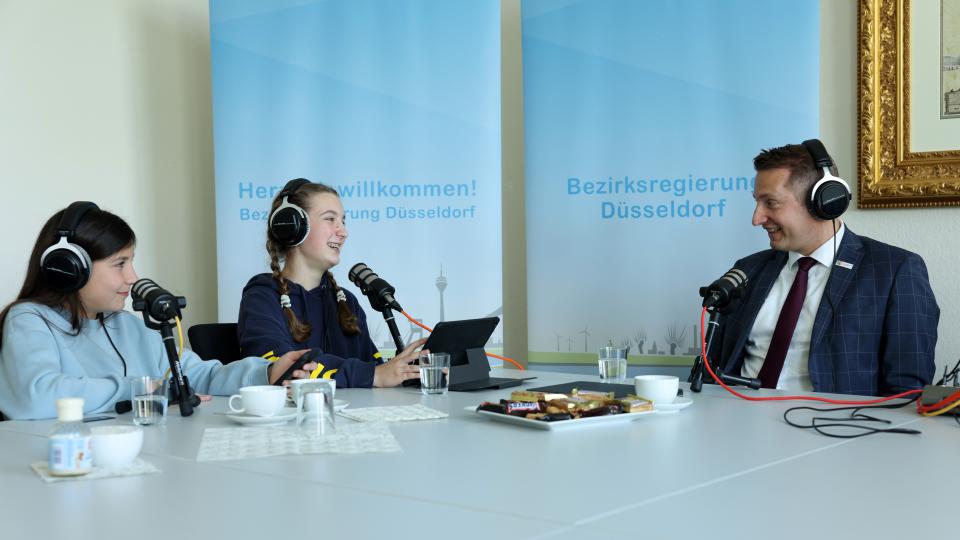 Gut gelaunt: Schülerinnen des Heinrich-Heine-Gymnasiums Oberhausen bei der Aufnahme des Podcasts mit Regierungspräsident Thomas Schürmann