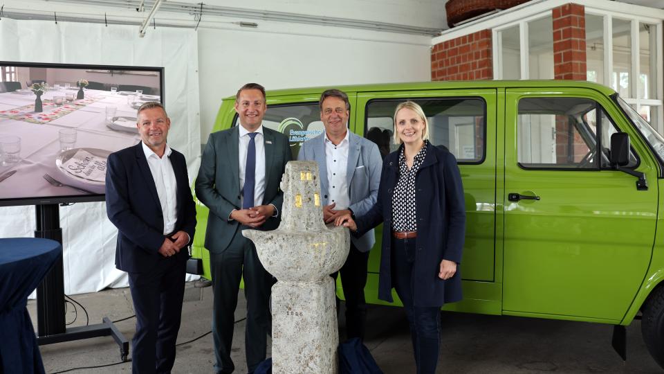 Regierungspräsident Thomas Schürmann (2. von links) bei der feierlichen Eröffnung des Archehofes Lühlerheide