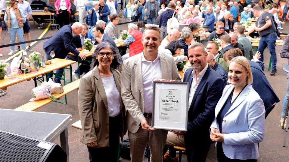 Regierungspräsident Thomas Schürmann überreicht Bürgermeister Mike Rexforth die Urkunde über die Anerkennung Schermbecks als Erholungsort.