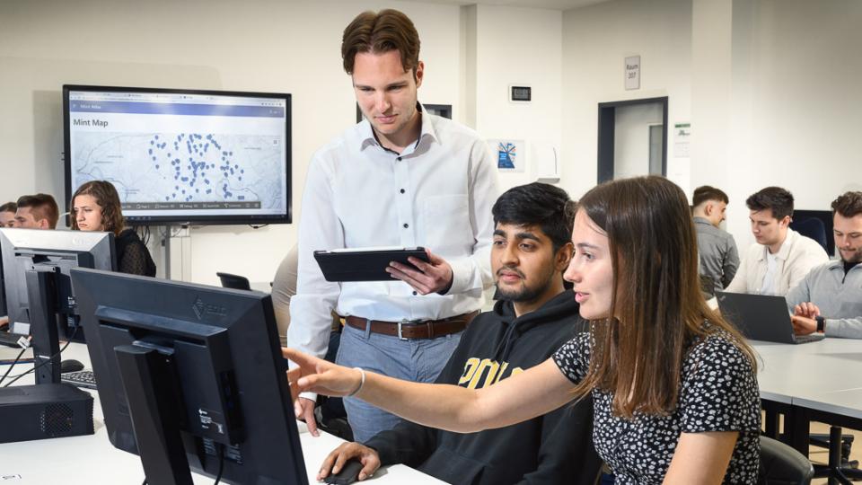 Fachinformatiker*in Fachrichtung Anwendungsentwicklung oder Fachinformatiker*in Fachrichtung Systemintegration sowie Kaufleute für IT-System-Management und Kaufleute für Digitalisierungsmanagement. „Studienintegrierende Ausbildung in Nordrhein-Westfalen“ (SiA-NRW) / / Heinz-Nixdorf-Berufskolleg (HNBK) in Essen.