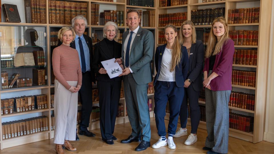 Die Bezirksregierung Düsseldorf, vertreten durch Regierungspräsident Thomas Schürmann, tritt dem Freundeskreis der Alten Synagoge Essen bei.
