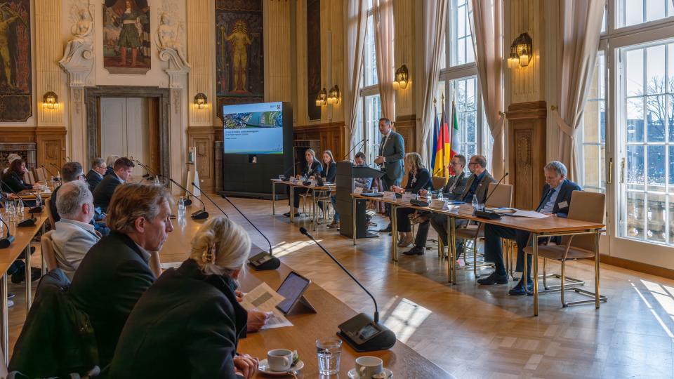 Regierungspräsident Thomas Schürmann begrüßte die Teilnehmenden beim Forum.