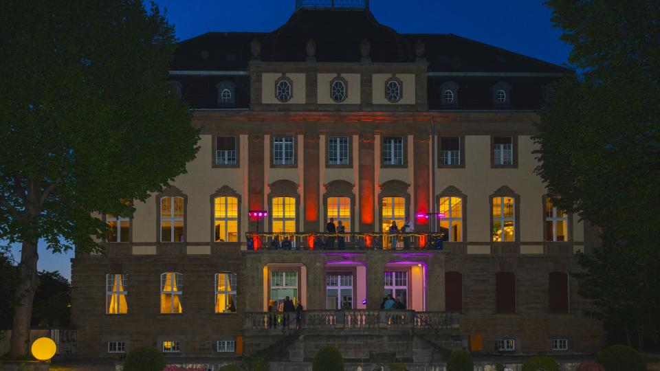 Das beleuchtete Schlösschen der Bezirksregierung
