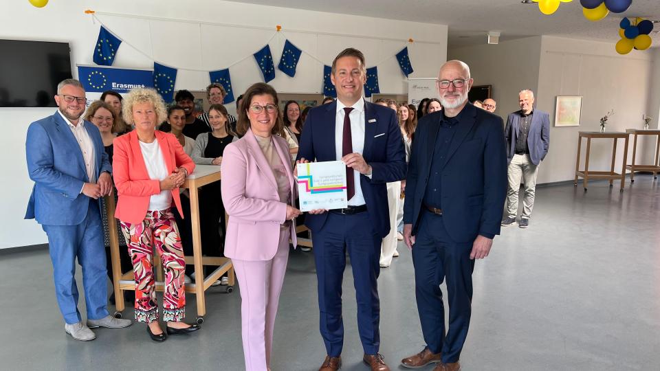 Regierungspräsident Schürmann zeichnet Rhein-Maas-Berufskolleg und Realschule Kranenburg als Euregioprofil-Schulen aus