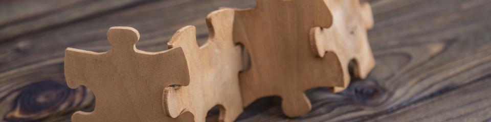 Hölzerne Puzzleteile (Symbolbild)