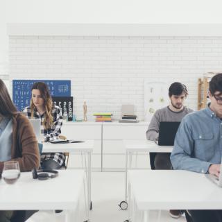 Gruppe Studenten, die im Klassenzimmer studieren.