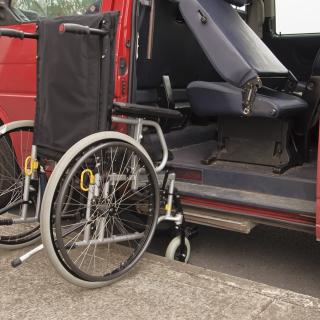 Rollstuhl vor einem Auto (Symbolbild)