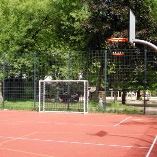 Kleinfeld mit Fußballtor und Basketballkorb