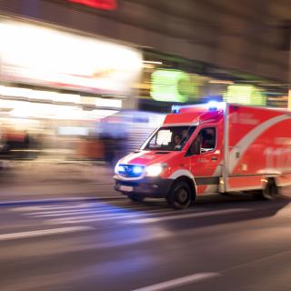 Rettungswagen der Berliner Feuerwehr fährt mit Blaulich durch die Stadt