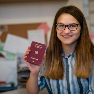 Junge Frau zeigt ihren Reisepass