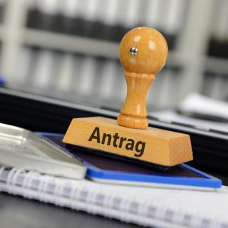 Stempel mit Schriftzug Antrag (Symbolbild)