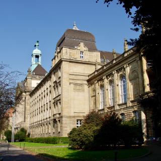 Fassade des Hauptgebäudes der Bezirksregierung Düsseldorf