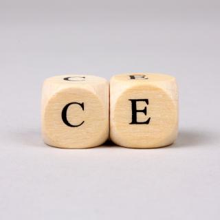 Holzwürfel mit den Buchstaben CE (Symbolbild)