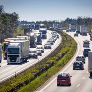 Stark befahrene Autobahn (Symbolbild)