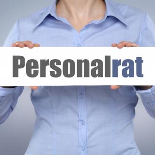 Frau hält ein Schild "Personalrat" (Symbolbild)
