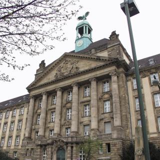 Haupteingang des Hauptgebäudes der Bezirksregierung Düsseldorf