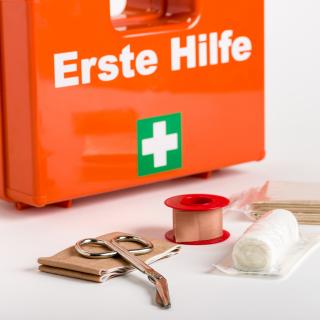 Erste Hilfe Koffer mit Verbandmaterial © Zerbor - stock.adobe.com