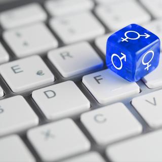Blauer Würfel auf Tastatur Geschlechter-Gleichstellung