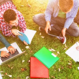 College Studenten mit Laptop (Symbolbild)