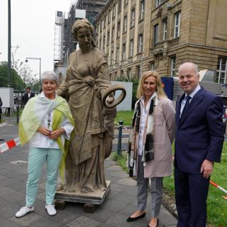 Regierungspräsidentin Birgitta Radermacher, Elke Kolfen (BLB NRW) und Professor Klaus Schönenbroicher (Innenministerium NRW) (v.l.) mit der restaurierten Skulptur „Wahrheit“