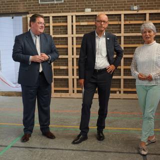 Birgitta Radermacher (re.) mit Bürgermeister Haralad Zillikens (Mitte) und Ansgar Heveling (li.) in der Halle vor Ort 