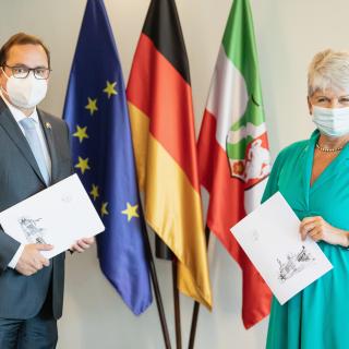 Regierungspräsidentin Birgitta Radermacher und Oberbürgermeister Thomas Kufen bei der Bescheidübergabe