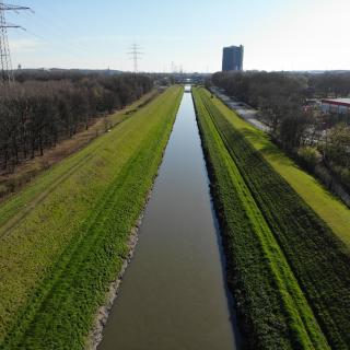 Emscherumbau: Luftaufnahme am begrünten Kanal in Oberhausen
