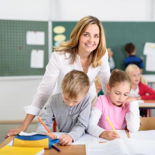 Lehrerin bei der Kinderbetreuung