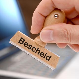 Stempel "Bescheid" (Symbolbild)