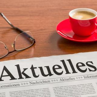 Zeitung auf Schreibtisch - Aktuelles (Symbolbild)