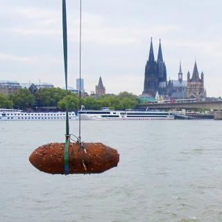 Bergung einer Bombe aus dem Rhein bei Köln