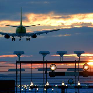 Flugzeug im Landeanflug (Symbolbild)