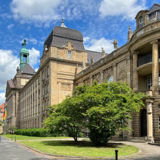 Fassade des Hauptgebäudes der Bezirksregierung Düsseldorf