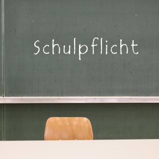 Das Wort Schulpflicht auf einer Tafel