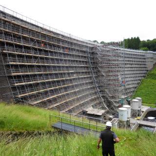 Bauarbeiten an Luftseite der Herbringhauser Talsperre