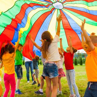 Spielende Kinder (Symbolbild)