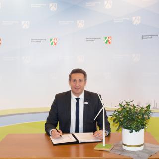 Regierungspräsident Thomas Schürmann bei der Unterzeichnung der Regional-Initiative Wind