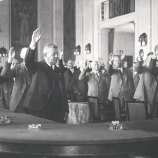 Hitlergruß im Plenarsaal