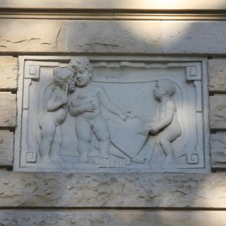 Relief mit Bauherr, Gattin und Architekt