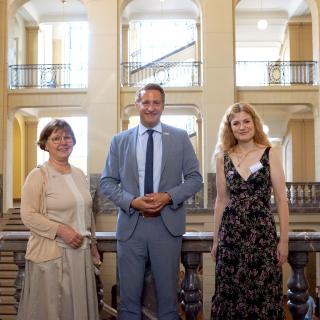 Thomas Schürmann (Mitte) begrüßte gemeinsam mit Antje Bullemer-Narres (li.) und Christiane Pflug-Schimmel (re.) die Gäste in der Cecilienallee