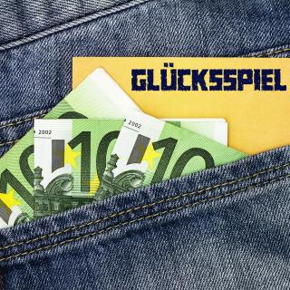 Glücksspiel - Hosentasche von Jeans mit 100 Euroscheinen die herausgucken.