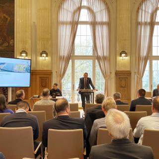 Forum Verkehrs- und Brückenmanagement - Begrüßung von Thomas Schürmann im Plenarsaal der Bezirksregierung