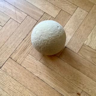 Ball auf Boden (Symbolbild)