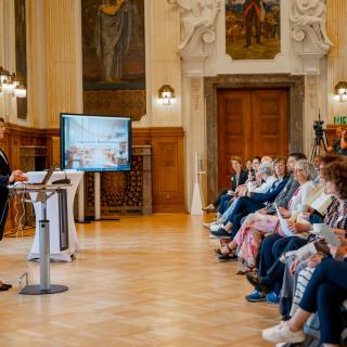 Petra Büning, Leiterin der Fachstelle für Öffentliche Bibliotheken NRW, begrüßt Vertreterinnen und Vertreter von Kommunen und Bibliotheken bei der Konferenz im Rahmen der #DigitiativeNRW